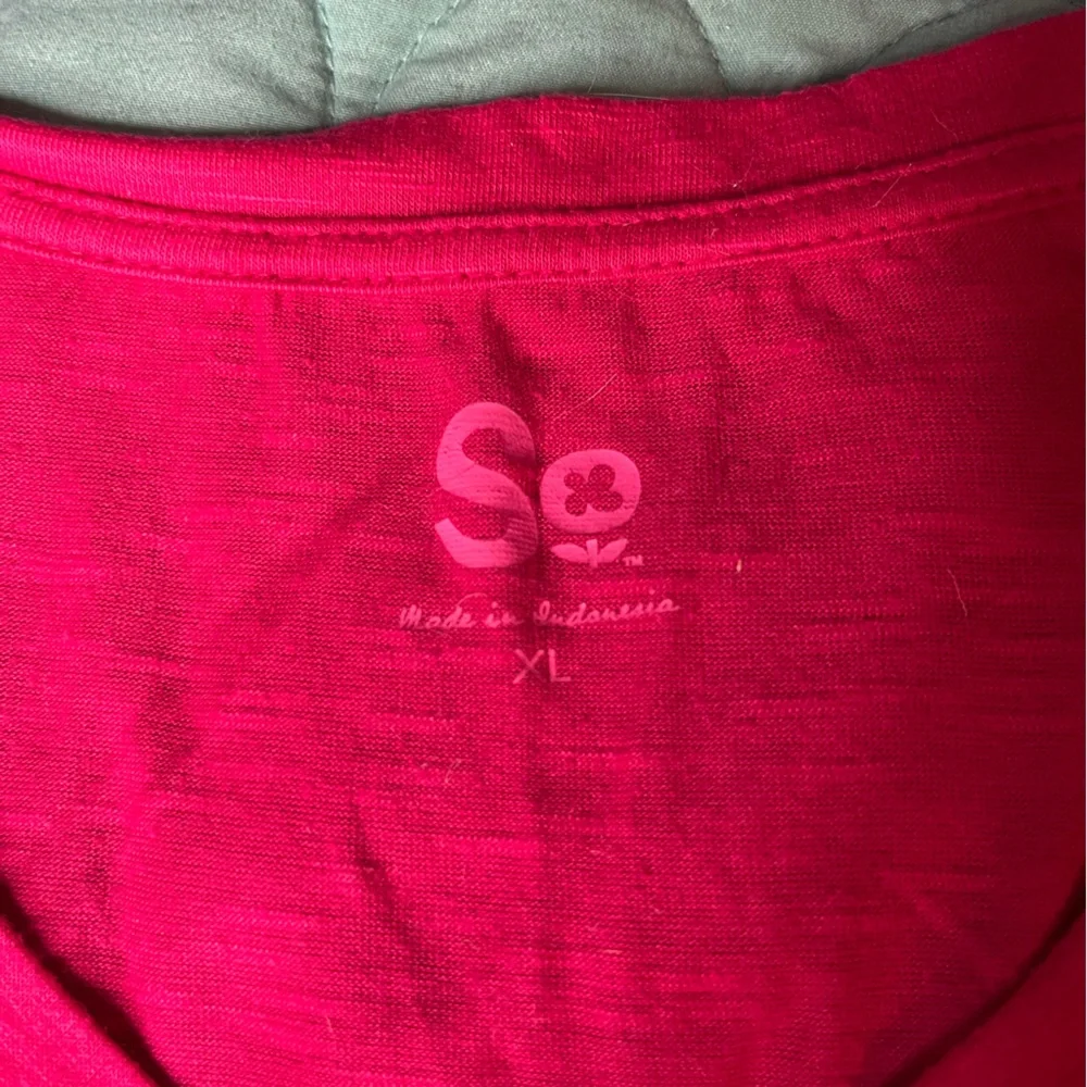 SO Fuchsia Pink Red Floral Open Shoulder Shirt Size XL - Picture 2 of 3